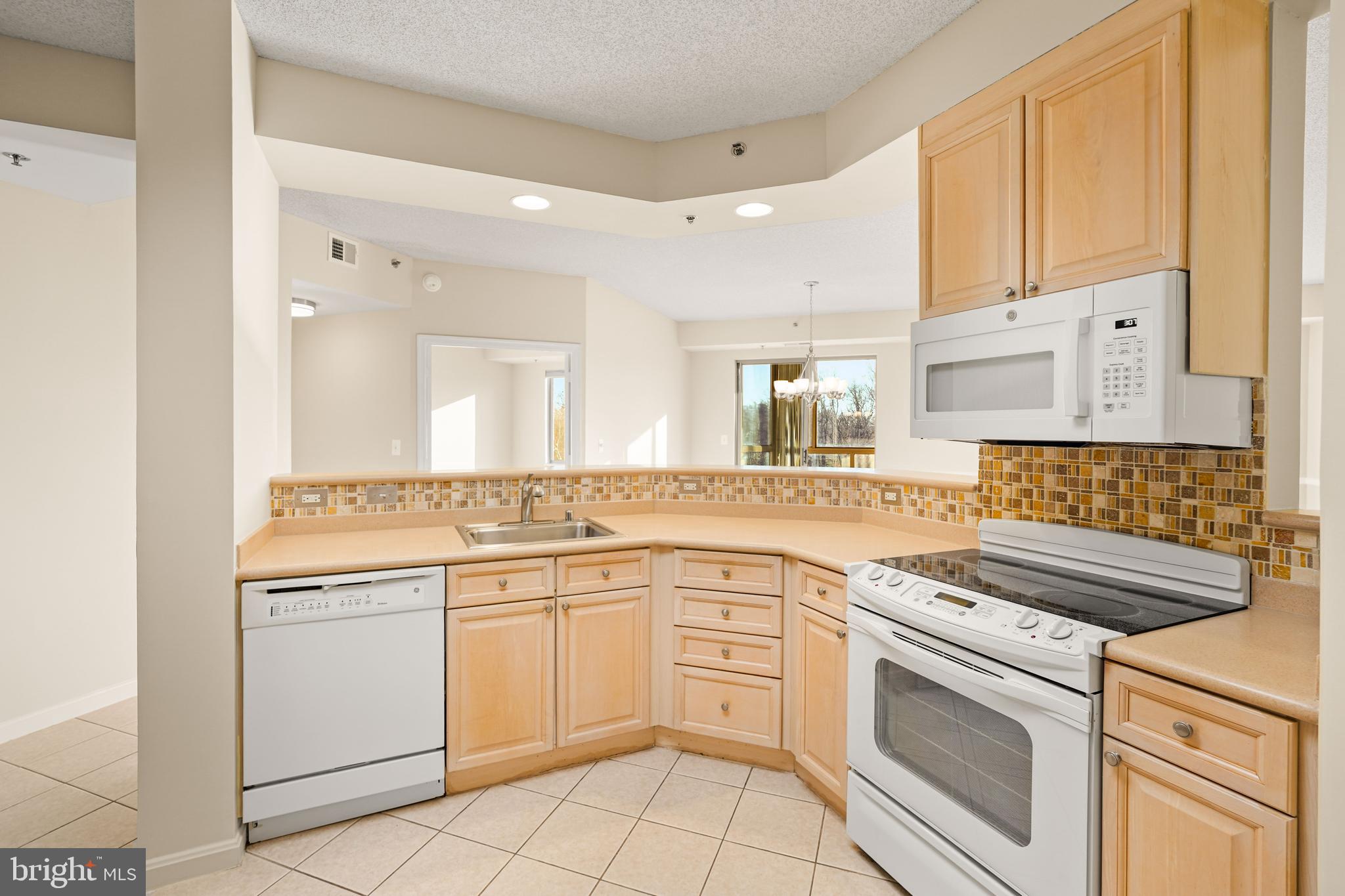 VANTAGE POINT EAST @ LEISURE WORLD - Residential