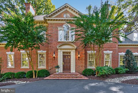 Photo of 921 Towlston Road, MCLEAN, VA 22102 (MLS # VAFX2275584)