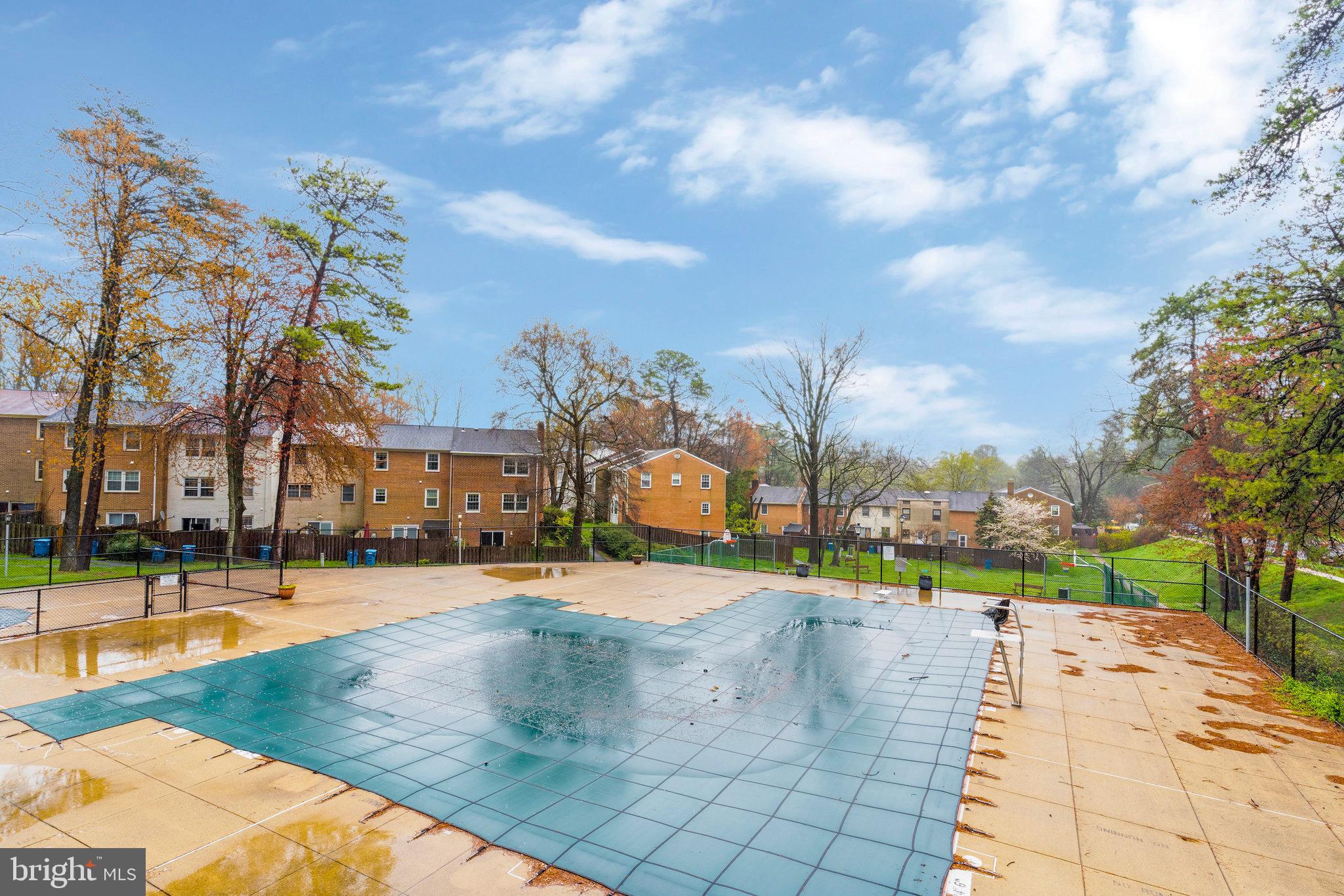 STRATHMEADE SQUARE - Residential