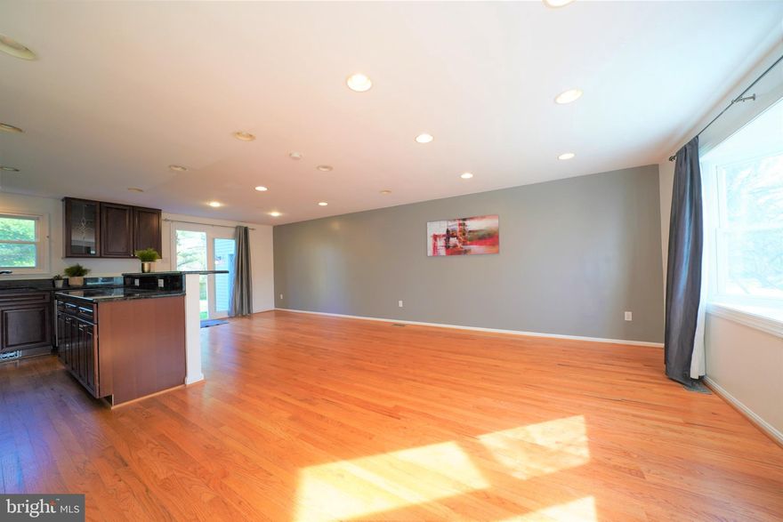 *AVAILABLE IMMEDIATELY*  Open floor plan with plenty of sunlight! Huge house with a garage that can fit 4 cars and a 2 car driveway. An impressive fenced back yard. 4 Bedrooms (3 beds and 1 den with a closet in lower level), and 2 full bathrooms. Hardwood flooring and newer carpets. Remodeled bathrooms and kitchen with granite and stainless steel appliances.  DON'T MISS OUT, APPLY TODAY  *Looking for a 21-22 month lease, No pets* Must have sufficient income and credit.