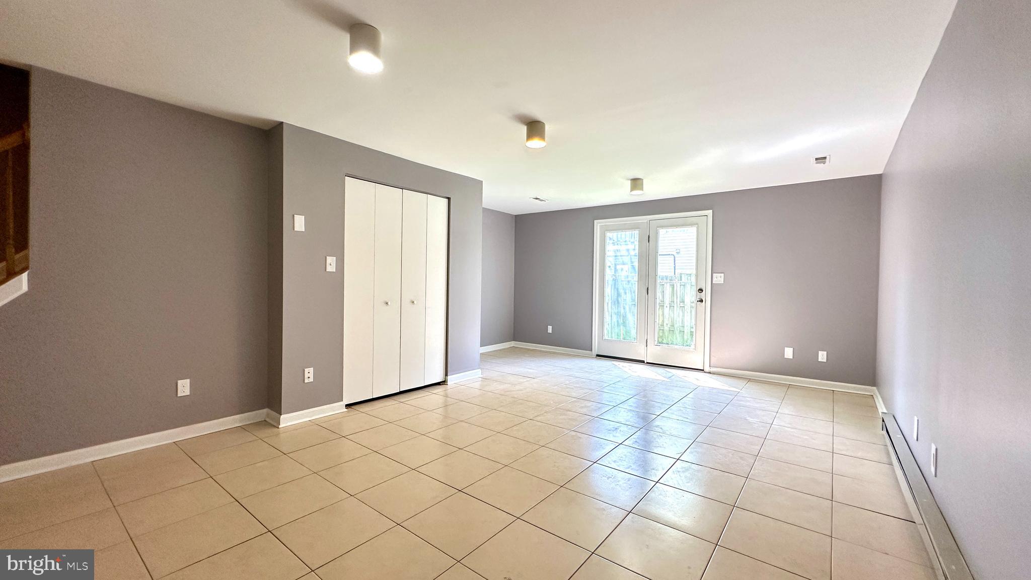 STONELEIGH SQUARE - Residential