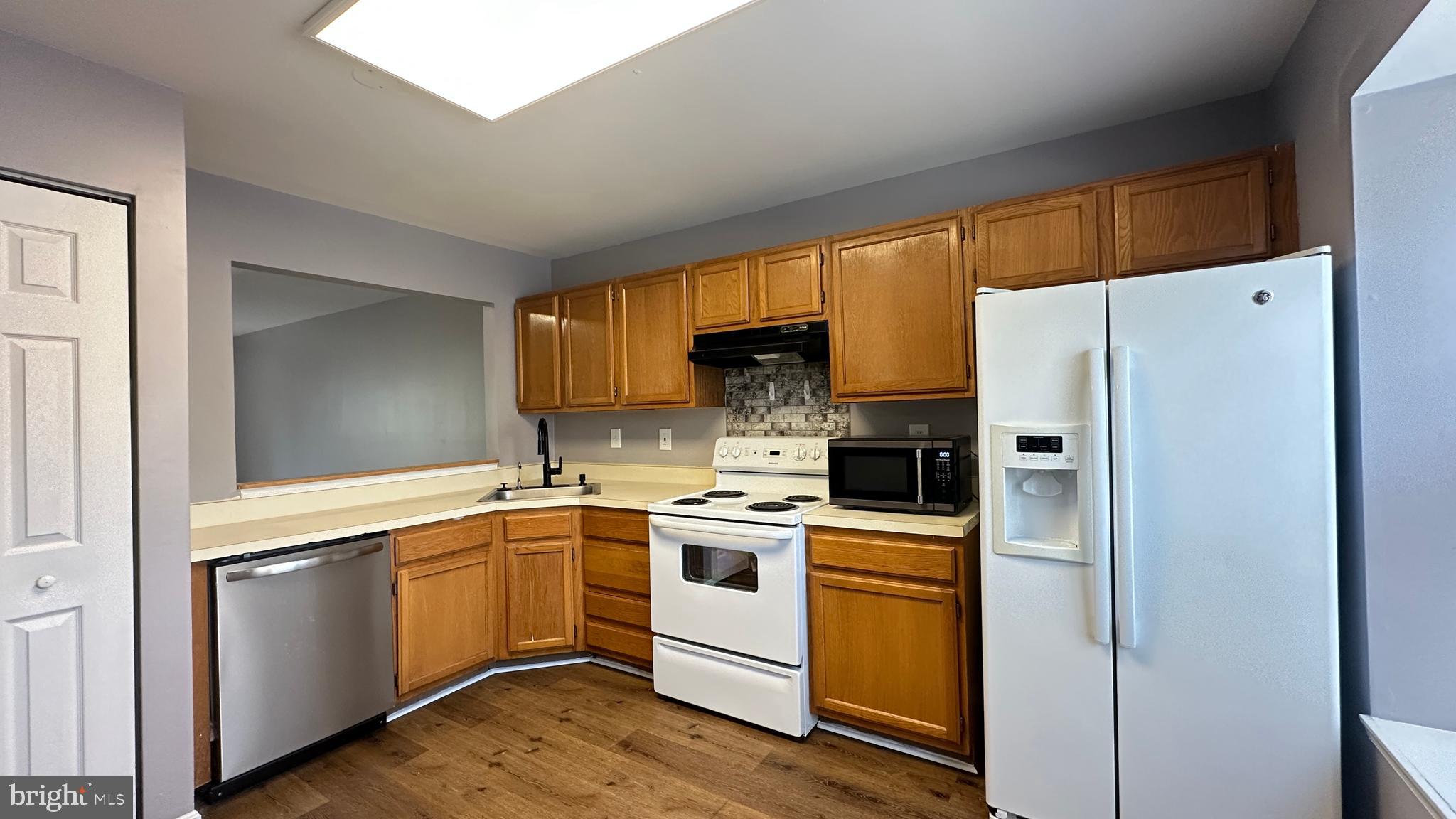 STONELEIGH SQUARE - Residential