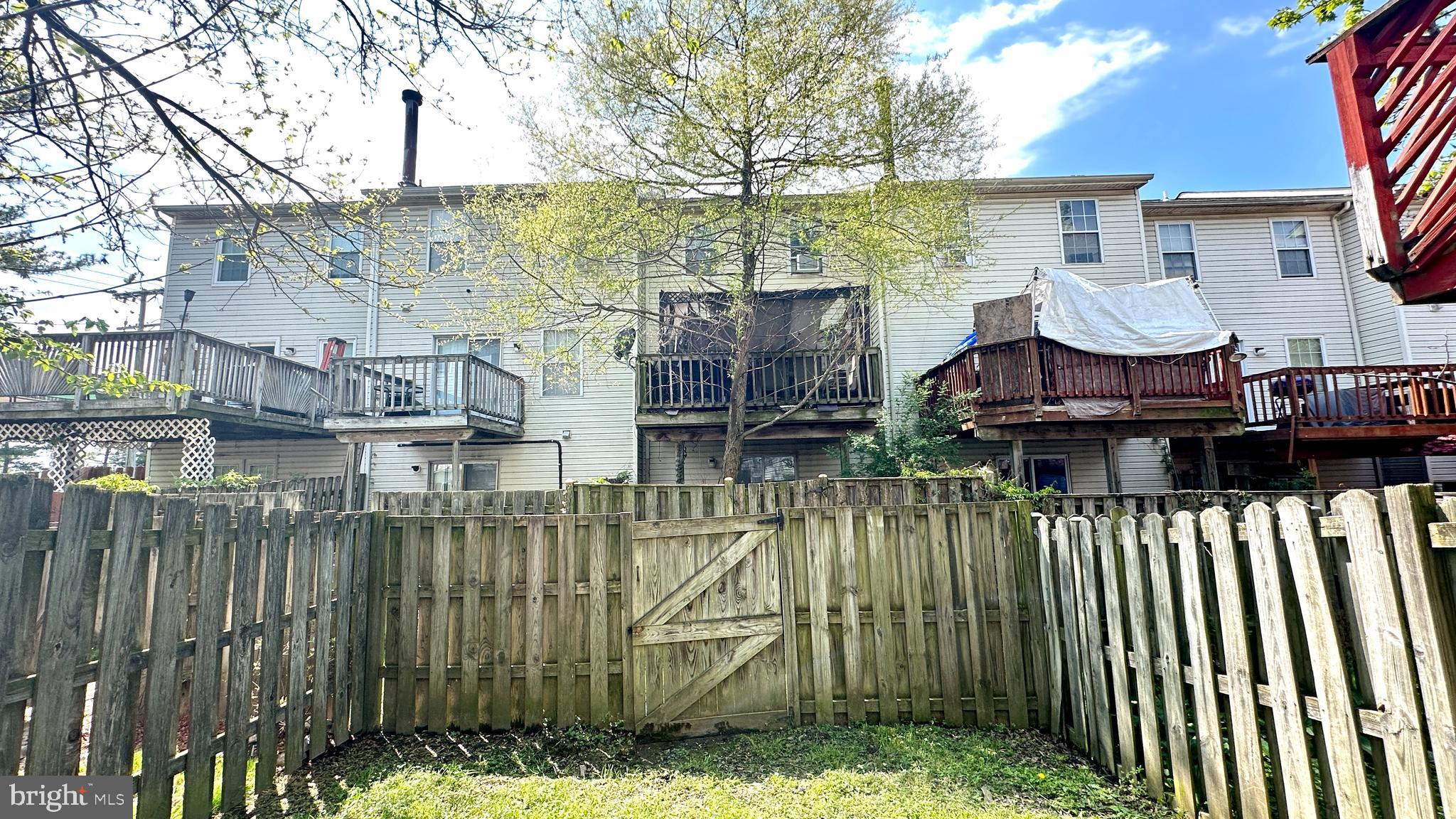 STONELEIGH SQUARE - Residential