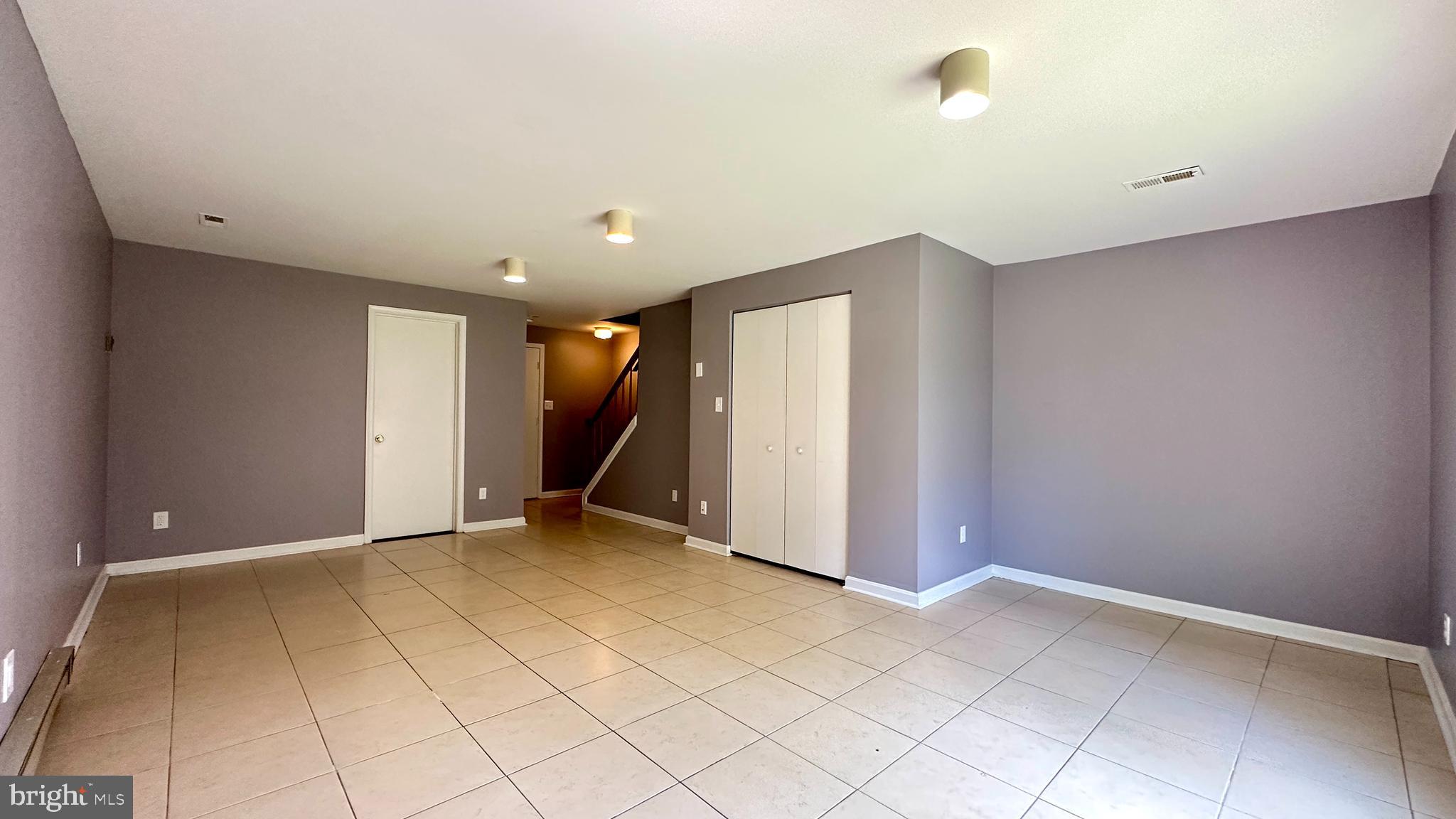 STONELEIGH SQUARE - Residential