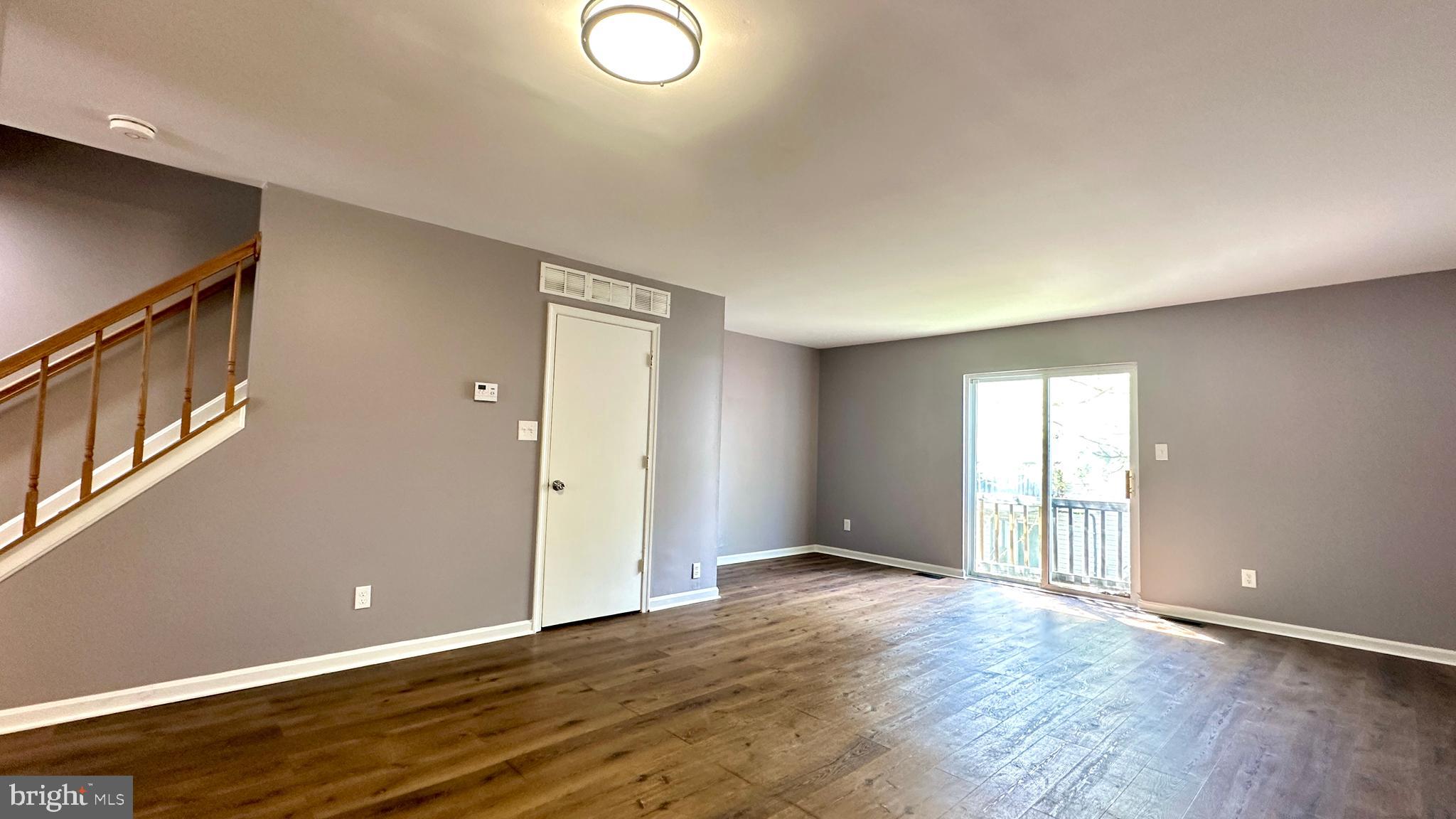 STONELEIGH SQUARE - Residential