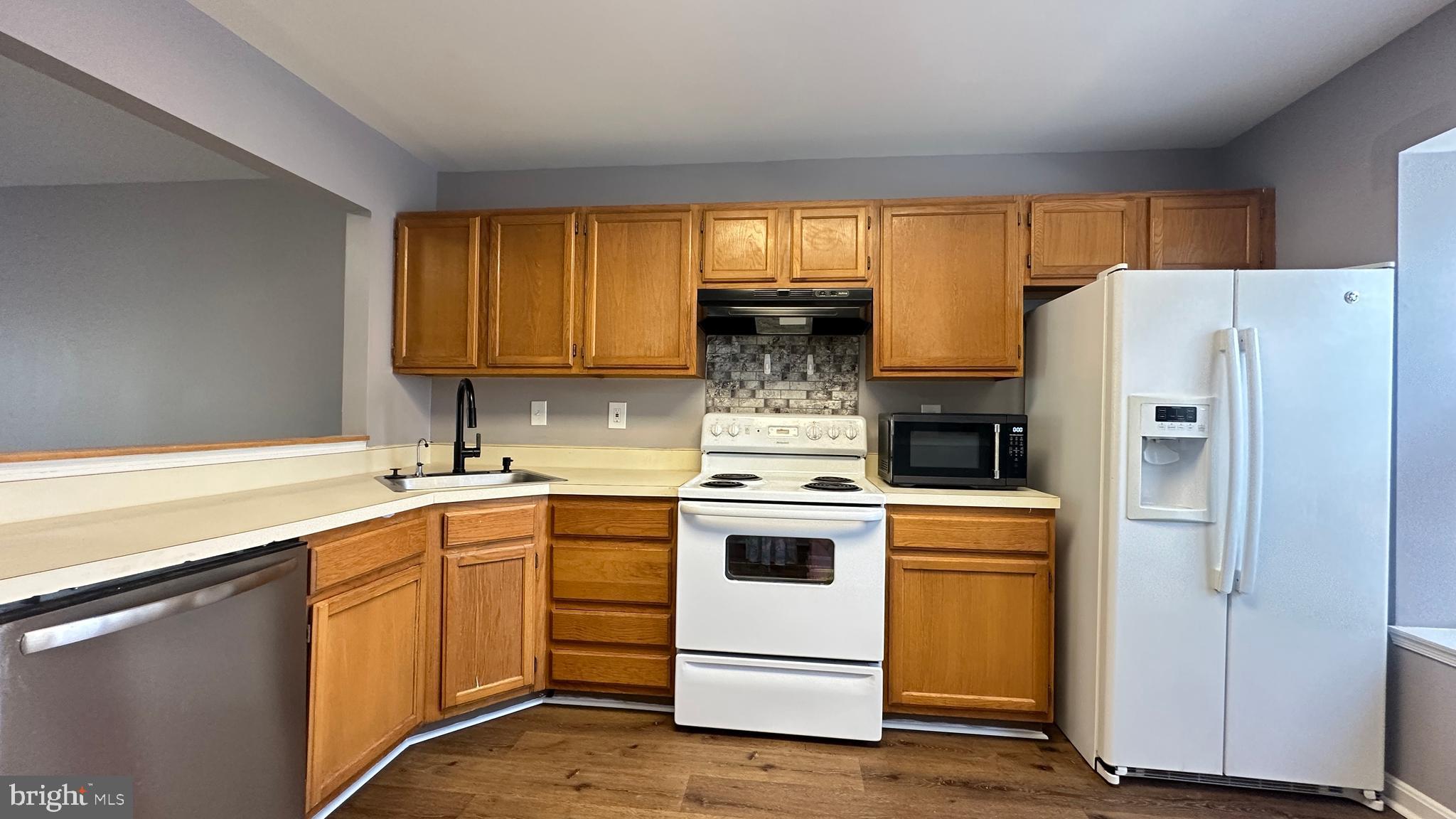 STONELEIGH SQUARE - Residential