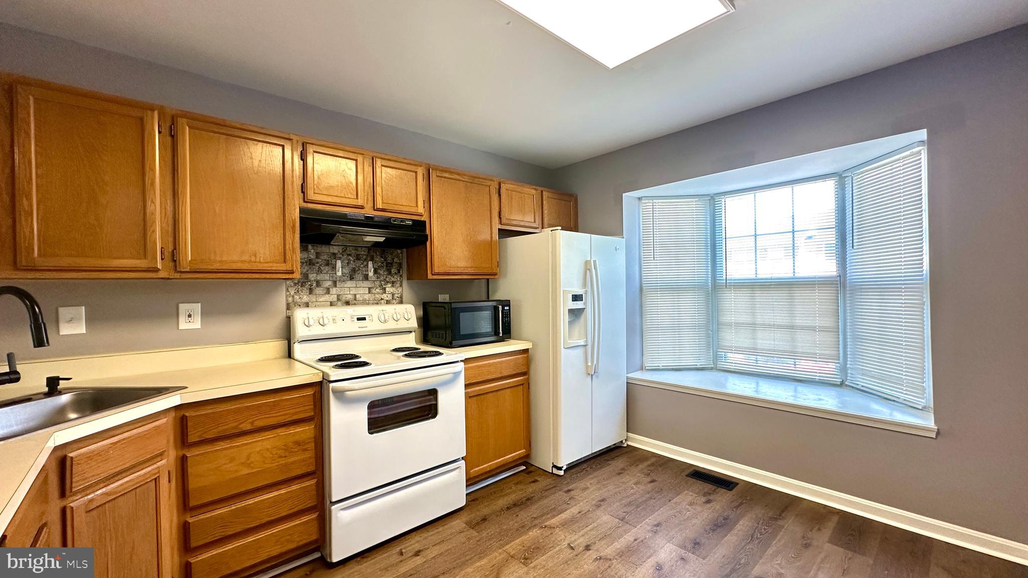 STONELEIGH SQUARE - Residential