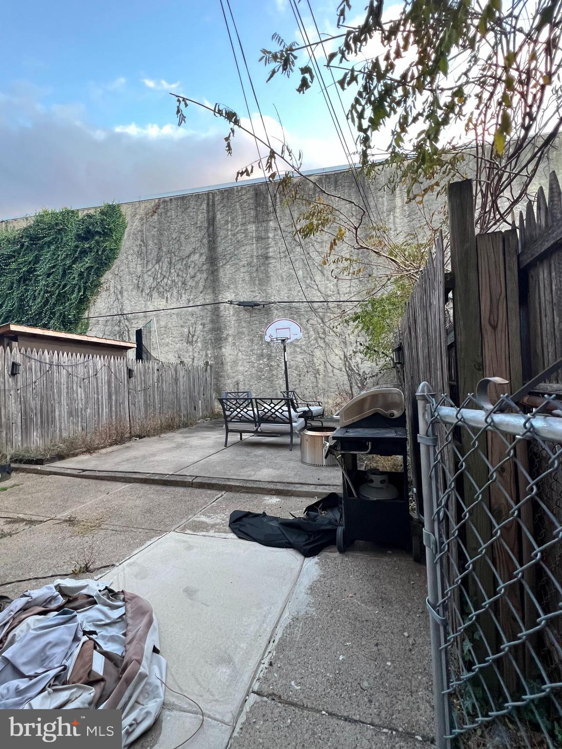 UNIVERSITY CITY - Residential Income