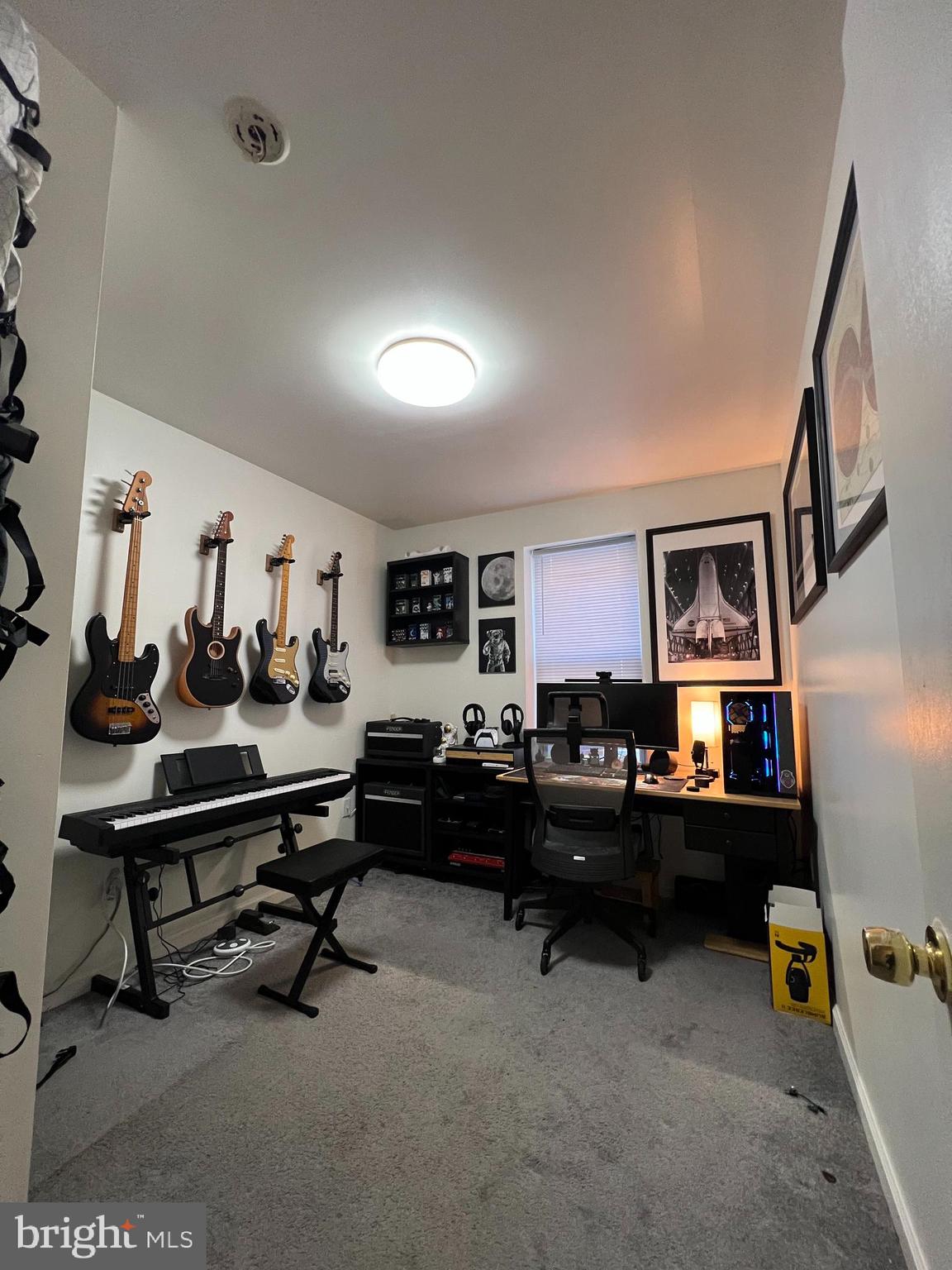 UNIVERSITY CITY - Residential Income