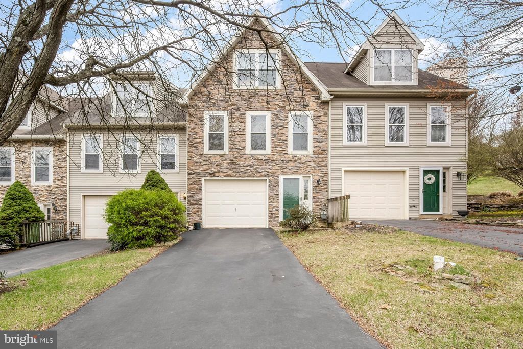 Photo of 208 Oakridge Drive, MOUNTVILLE, PA 17554 (MLS # PALA2067016)