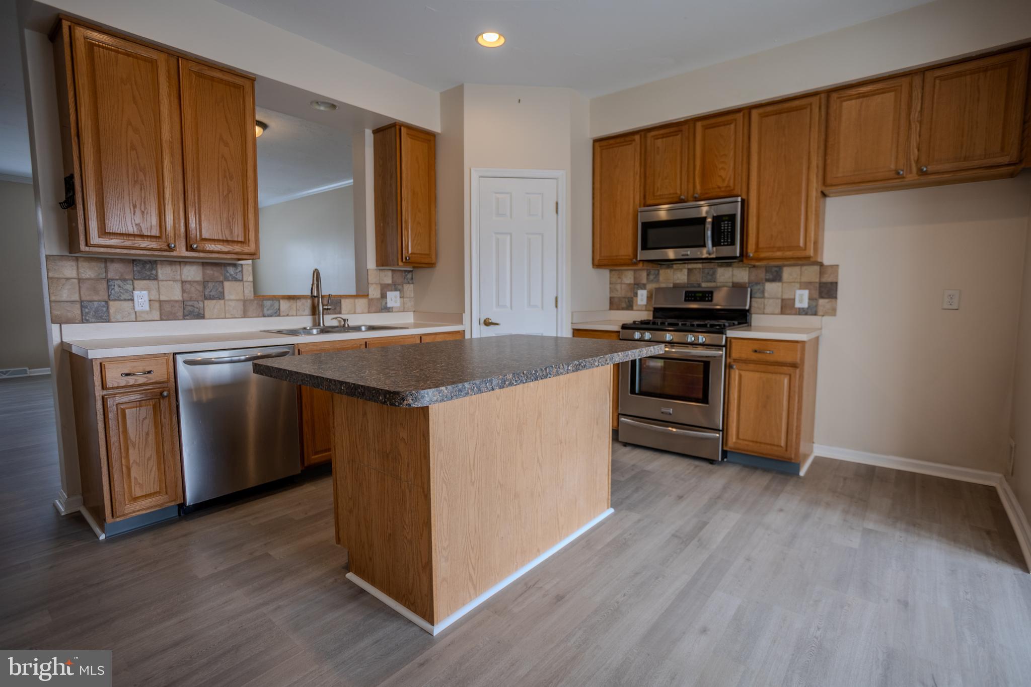 COLONIAL HILLS - Residential