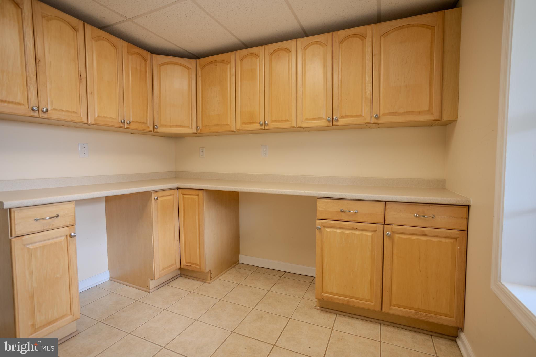 COLONIAL HILLS - Residential