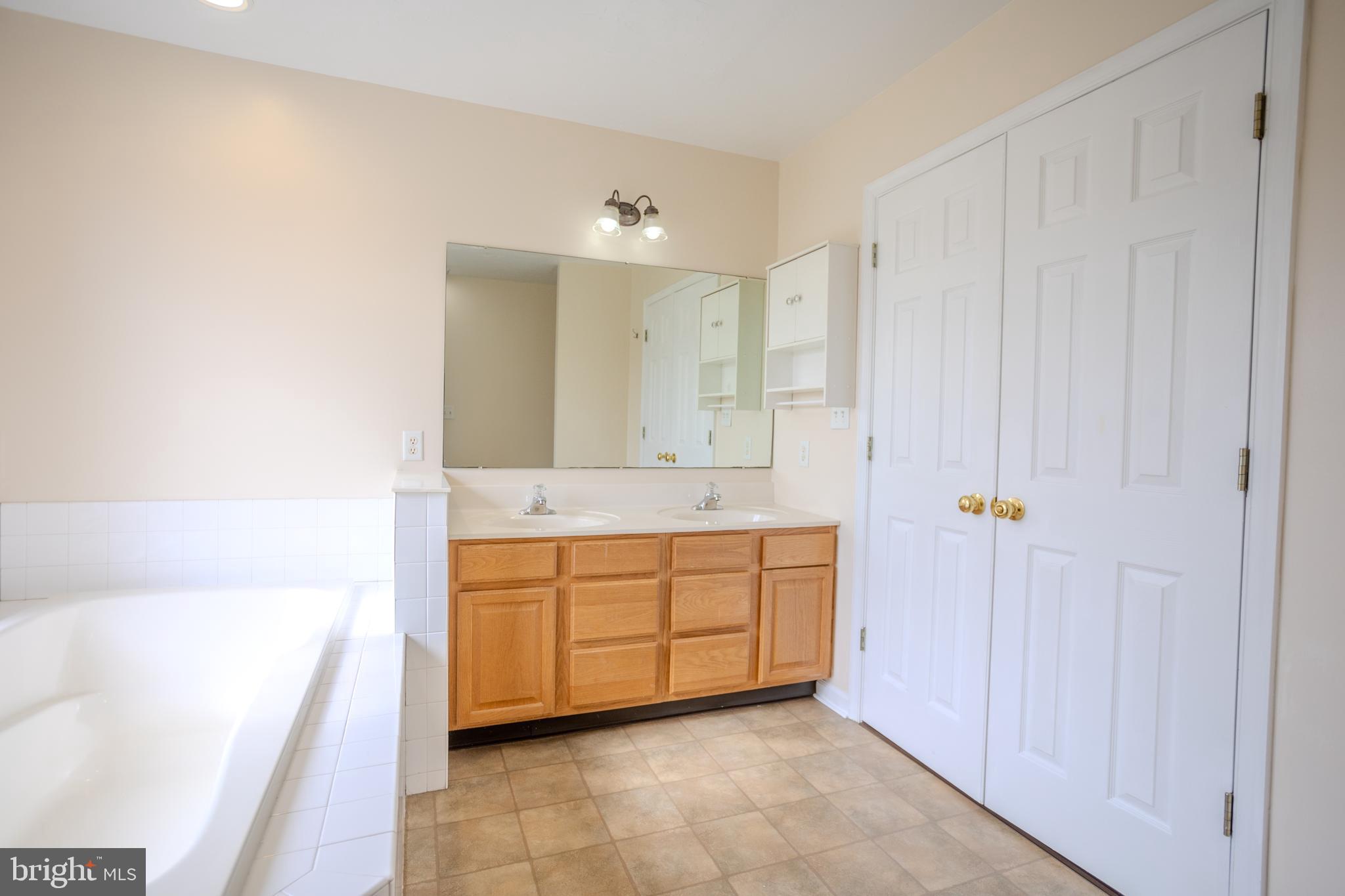 COLONIAL HILLS - Residential