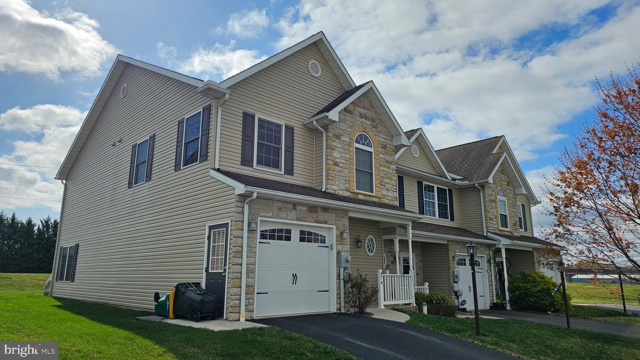 WALNUT KNOLLS - Residential