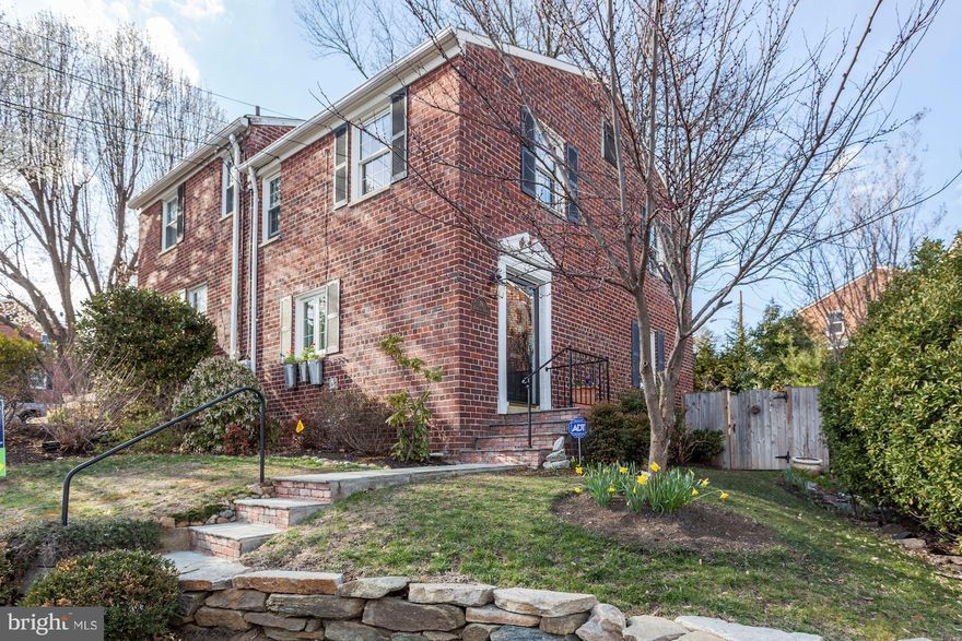 Beautifully updated 3 level 3 bedroom Townhouse in Warwick Village in Del Ray. End unit with lovely hardwood floors. The rear fenced yard with patio is a great place to entertain. Close to DC, Pentagon, Old Town, and Arlington.