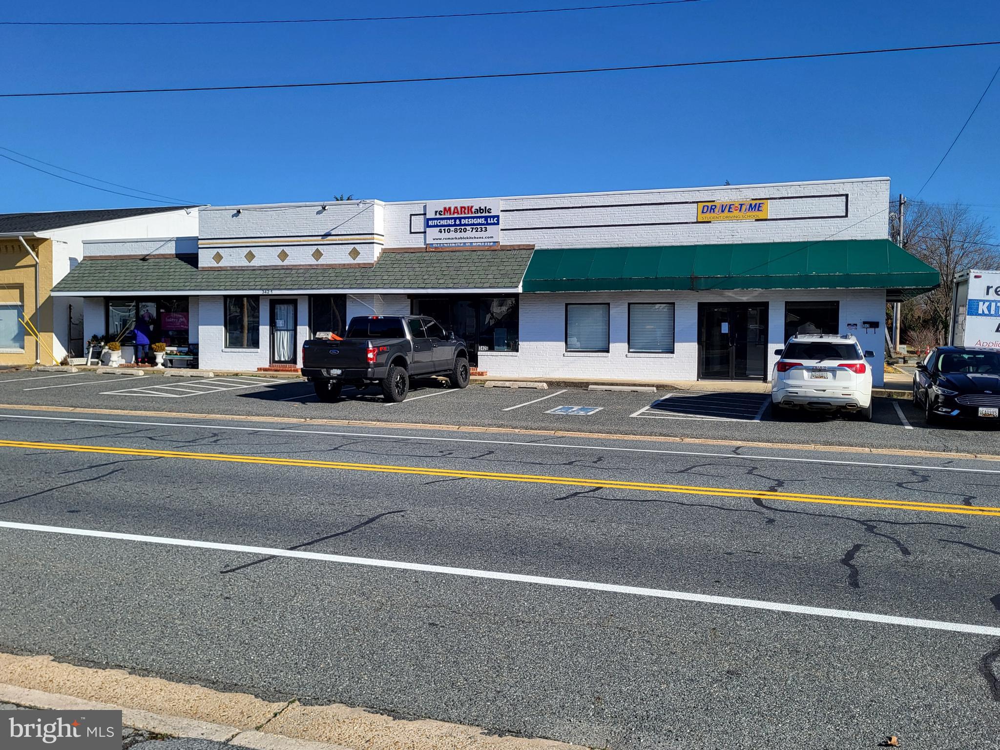 Perfect for a 1031 Exchange buyer.
Highly visible location with three fully leased units. Commercial, Retail or Office space. Three separate leases make this a good long term investment. Great access and ample parking make these units extremely attractive and easy to lease.
