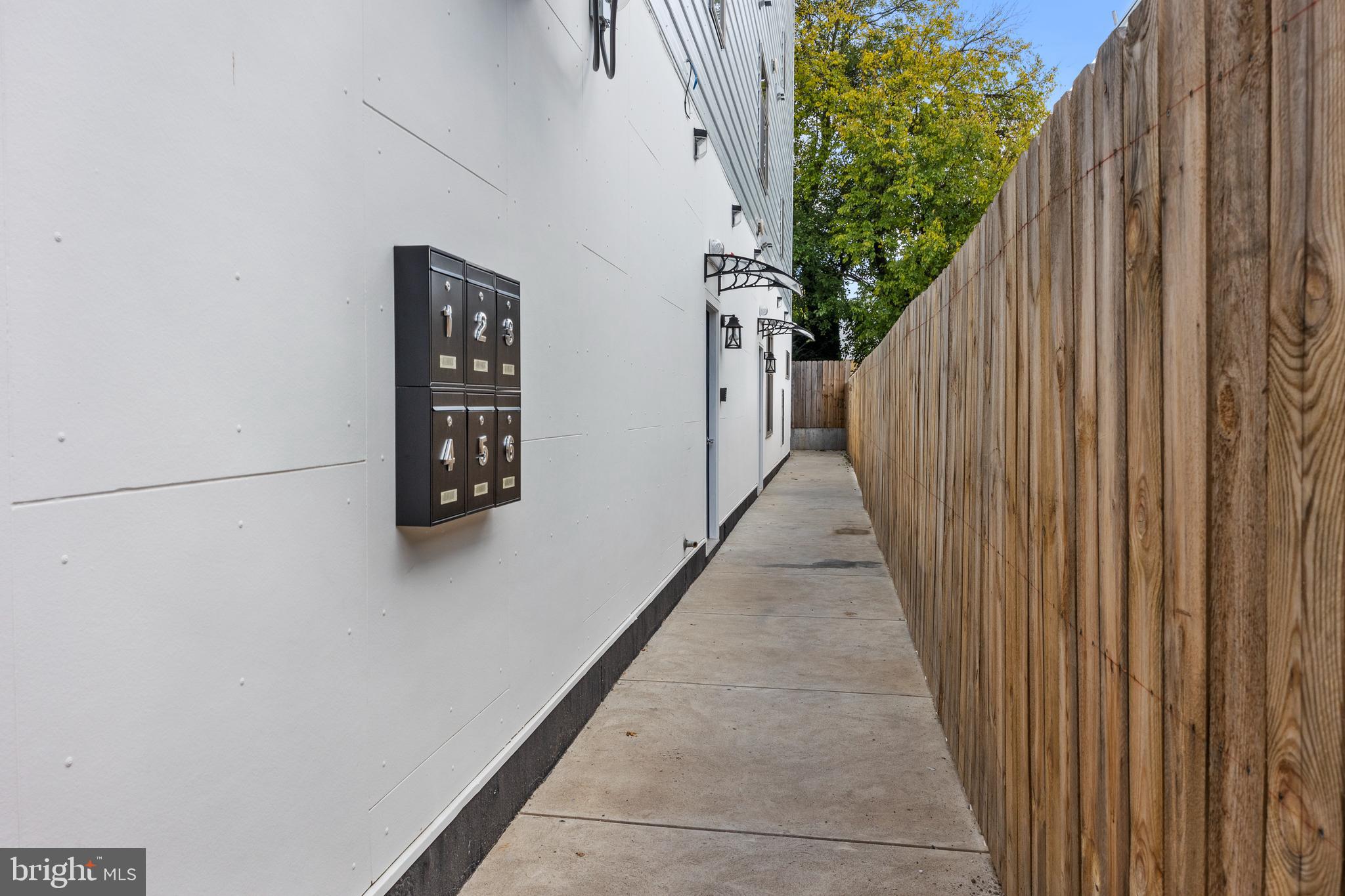 342 W QUEEN LANE 6