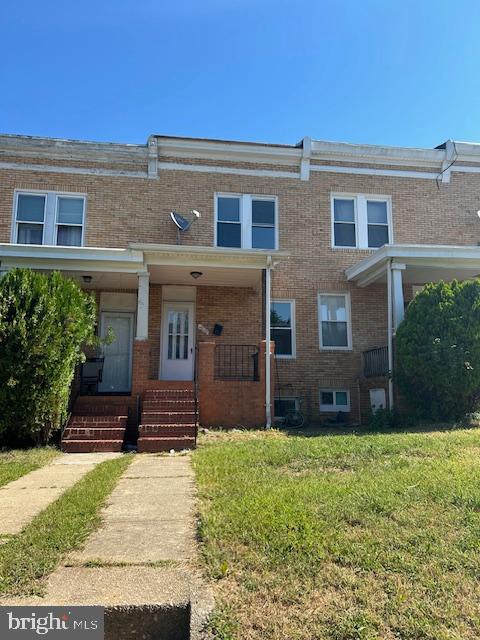 3Bd/2Ba Inside group porch-front THS. Fresh paint, new flooring and updated kitchen. Partially finished lower level and 1 bath. Partially fenced back yard that could be used for parking. Great opportunity for a 1st time buyer or investor to add to your existing portfolio.