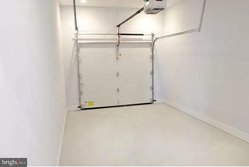 PORT RICHMOND - Residential Lease