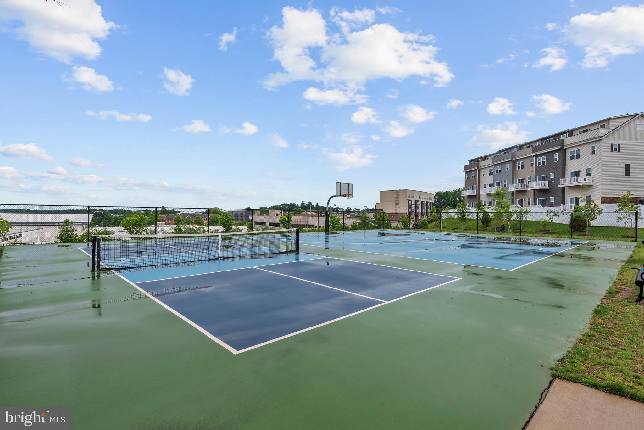 LOUDOUN VIEW CONDO FLATS - Residential