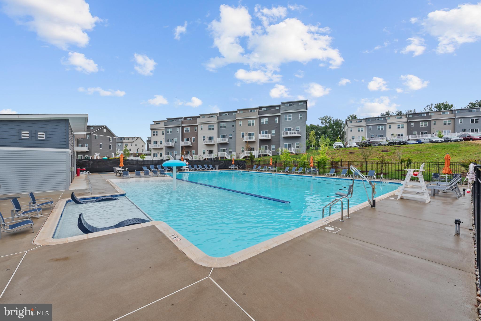 LOUDOUN VIEW CONDO FLATS - Residential