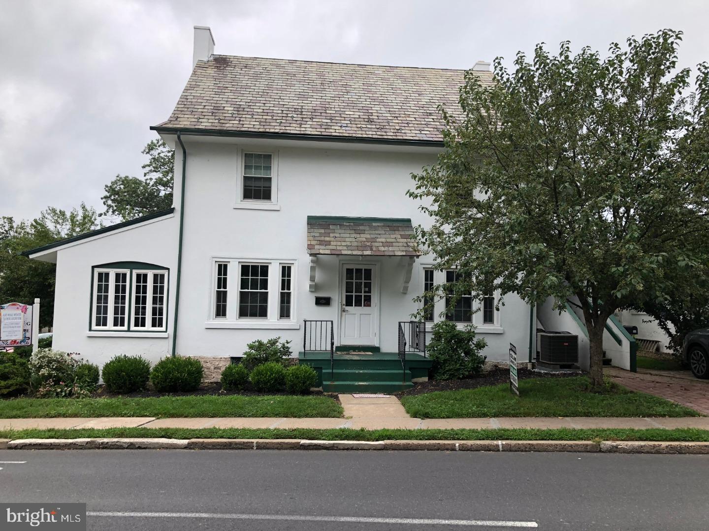 Office/Retail/Service Business use?CC Central Commercial District?Doylestown Borough; 1000 SF First Floor Unit with use of lower level basement space. Ideal for Hair/Nail Salon; Professional Services Business; Medical or Law Office; General Business office; Retail Shop; Art Gallery; Personal Services; Repair Services; or Restaurant.