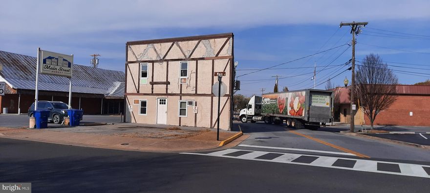 Nicely renovated apartment in Downtown Front Royal. Walking distance to many amenities.
1 Bedroom, 1 Bathroom, 480 sq ft, ground floor apartment. $900 monthly rent, $900 security deposit. 
Tenant pays for the utilities. NO SMOKING & NO PETS.