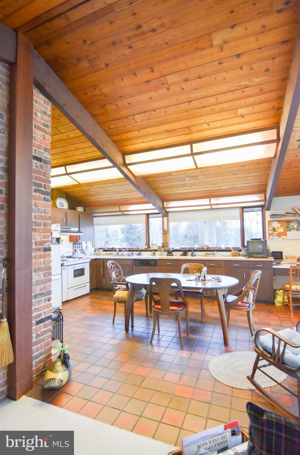 WHITE HALL - Residential