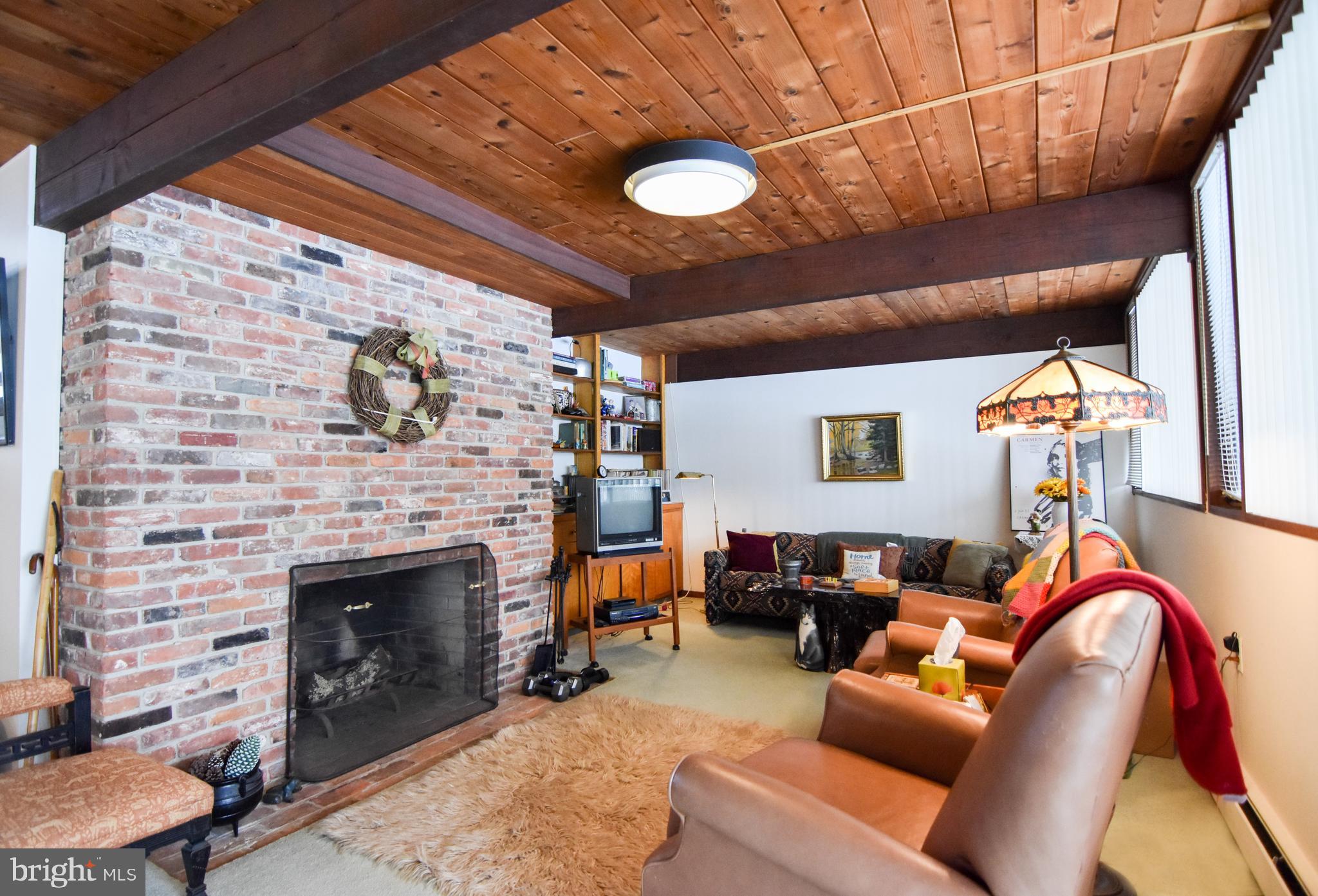 WHITE HALL - Residential