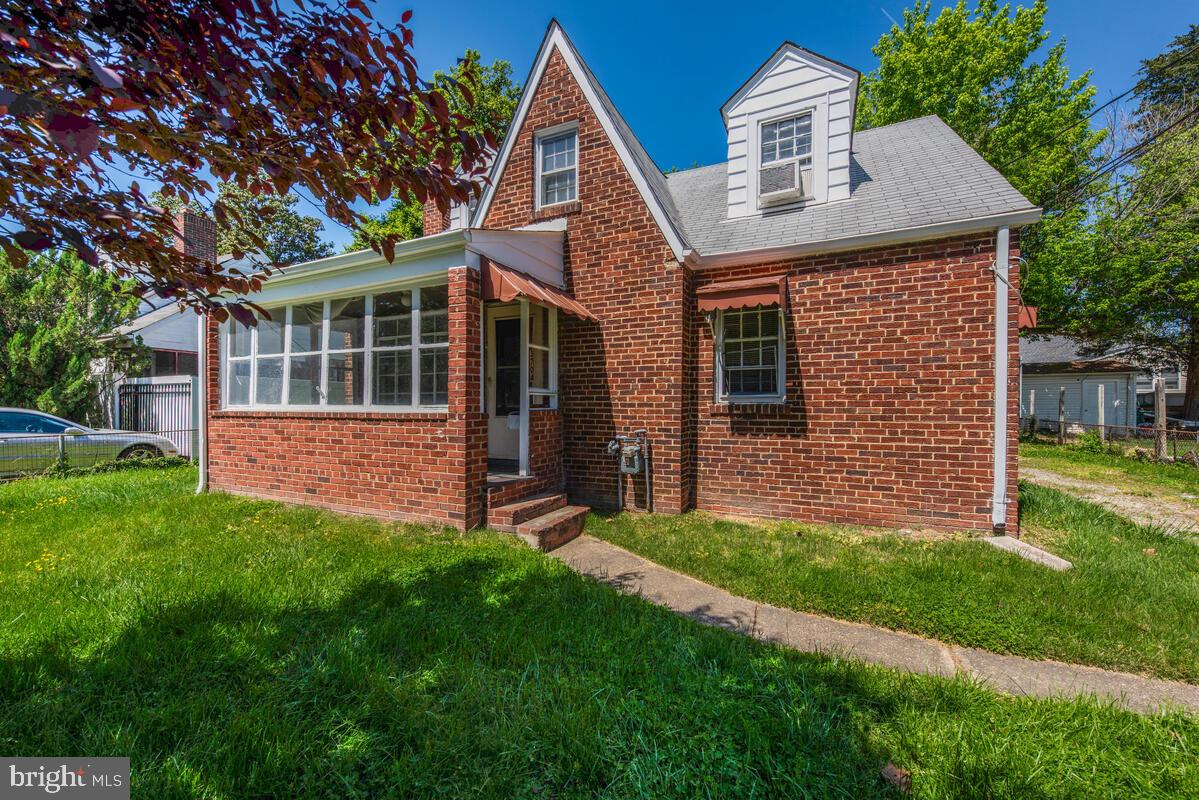 CASTLE MANOR - Residential