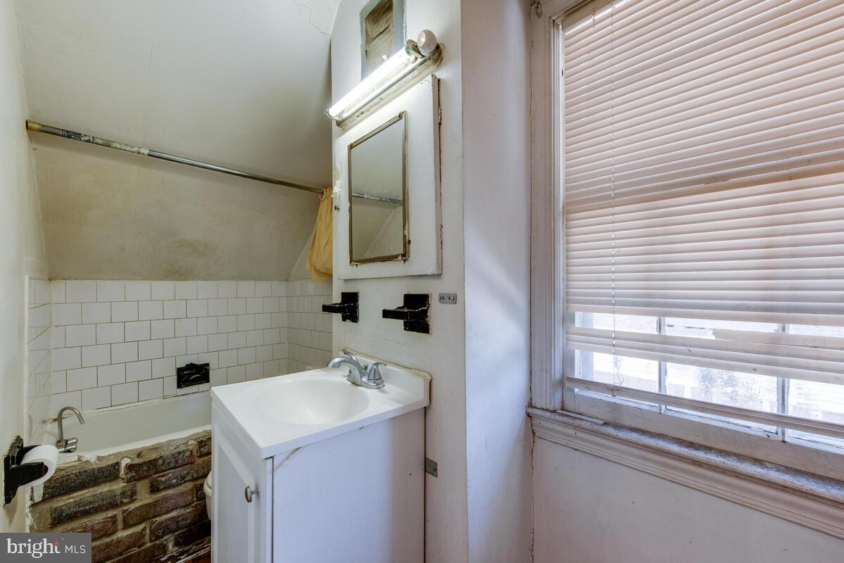 CASTLE MANOR - Residential