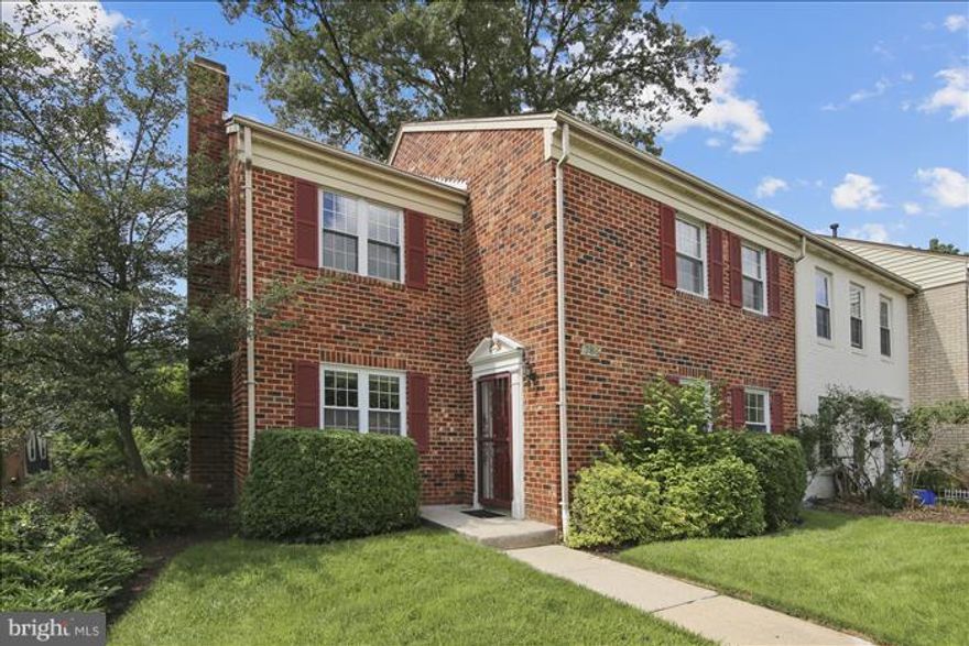 Open House Sun. 7/29 1-4 if still active. One of the largest 4 BR end unit townhome located in Plymouth Woods offers a great lawn both front & back plus newer Windows/HVAC (7yrs), updated baths, new carpet & fresh paint. Close to 270, 355, walk to Rockville Twn Ctr, Metro or community pool.  Put your finishing touches on this. Lots of parking.  Condo fee incl. gas/water/pool/lawn/roof/ext. maint.