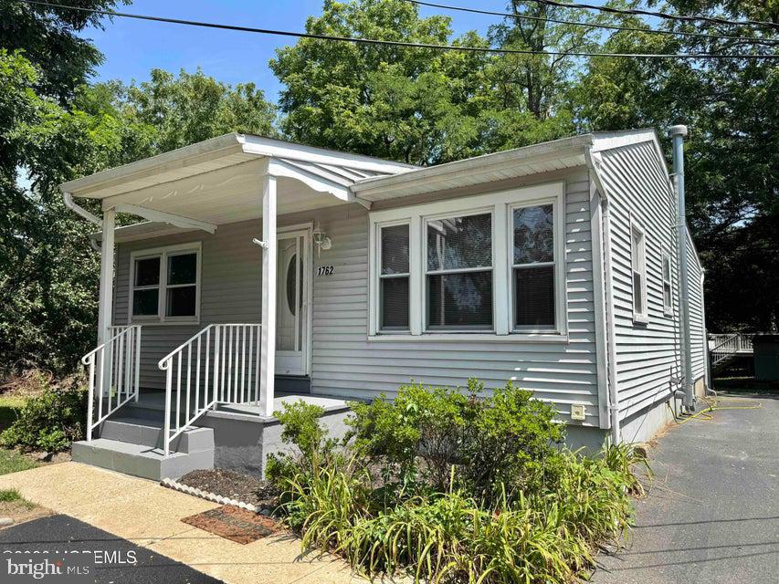 1762 LAKESIDE DR SO