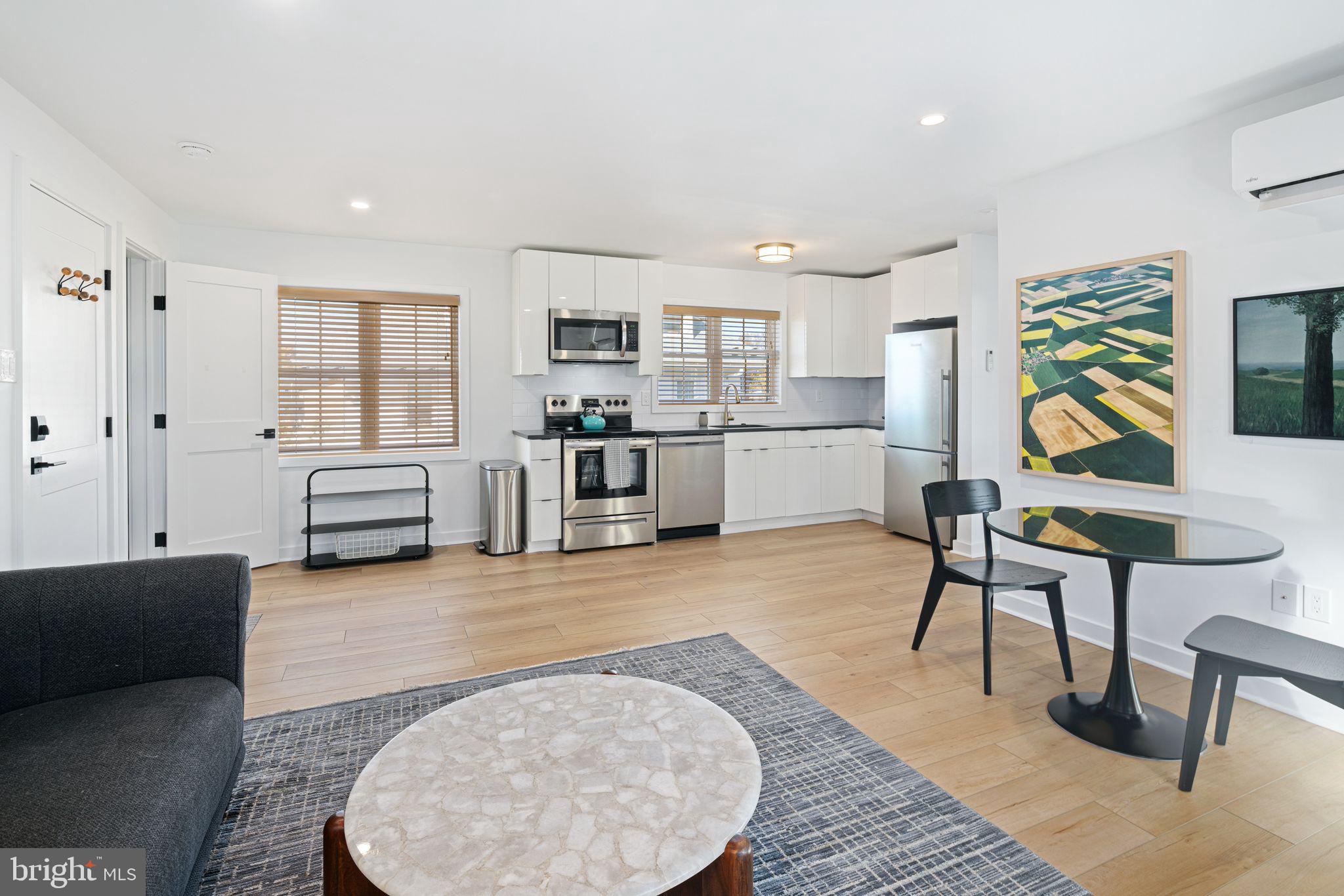At Auberge Ardmore we specialize in being flexible. We offer fully furnished and unfurnished, flexible stay rentals in the heart of the Main Line. We are located adjacent to Suburban Square. Our ideal location offers an endless amount of dining and shopping options, is adjacent to the Ardmore Train Station, Trader Joe's, Ardmore Farmers Market, Lifetime Fitness and Tired Hands Brewery. Ardmore Music Hall is a five minute walk.
Our 1 bedroom, 1 bathroom apartments have been meticulously renovated and offer new kitchen cabinets, quartz countertops , glass shower enclosures, in unit washer/dryer and recessed lighting. All units have keypad locks for entry.