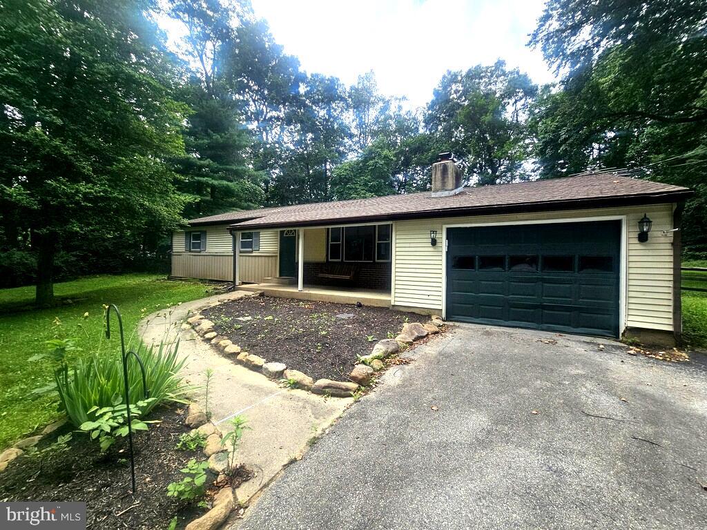 Charming 3-bedroom, 2-bathroom home located in a quiet neighborhood near Hibernia Park. This home features hardwood floors, a fenced-in yard, and convenient main floor laundry. Enjoy peaceful living with easy access to parks and nature.
Pets are negotiable. No Section 8 housing.