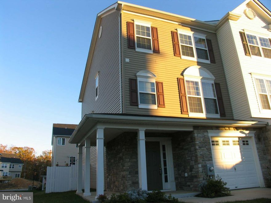 End unit 3 levels spacious luxury townhouse with a garage! 3 BR, 2 full bathrooms and 2 half baths, with huge private master suite w/super bath and sitting room; large kitchen, with island and breakfast bar. Composite 18x12 deck with vinyl railing, vinyl fenced back and side yard, nice landscape. Convenient  location. With property management