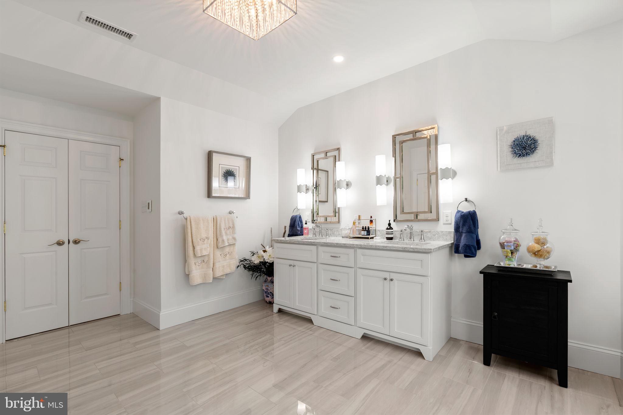 EDGEWATER - Residential