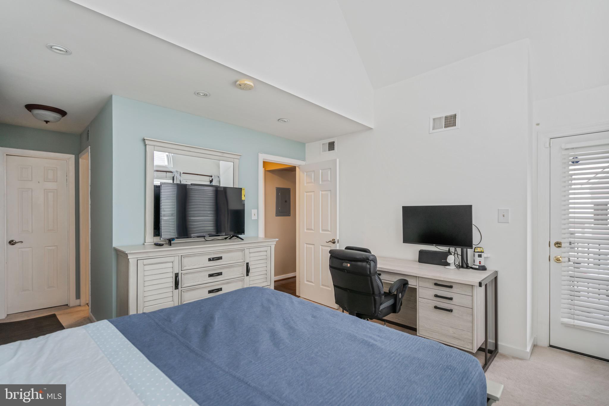 FOUNTAIN COURT - Residential