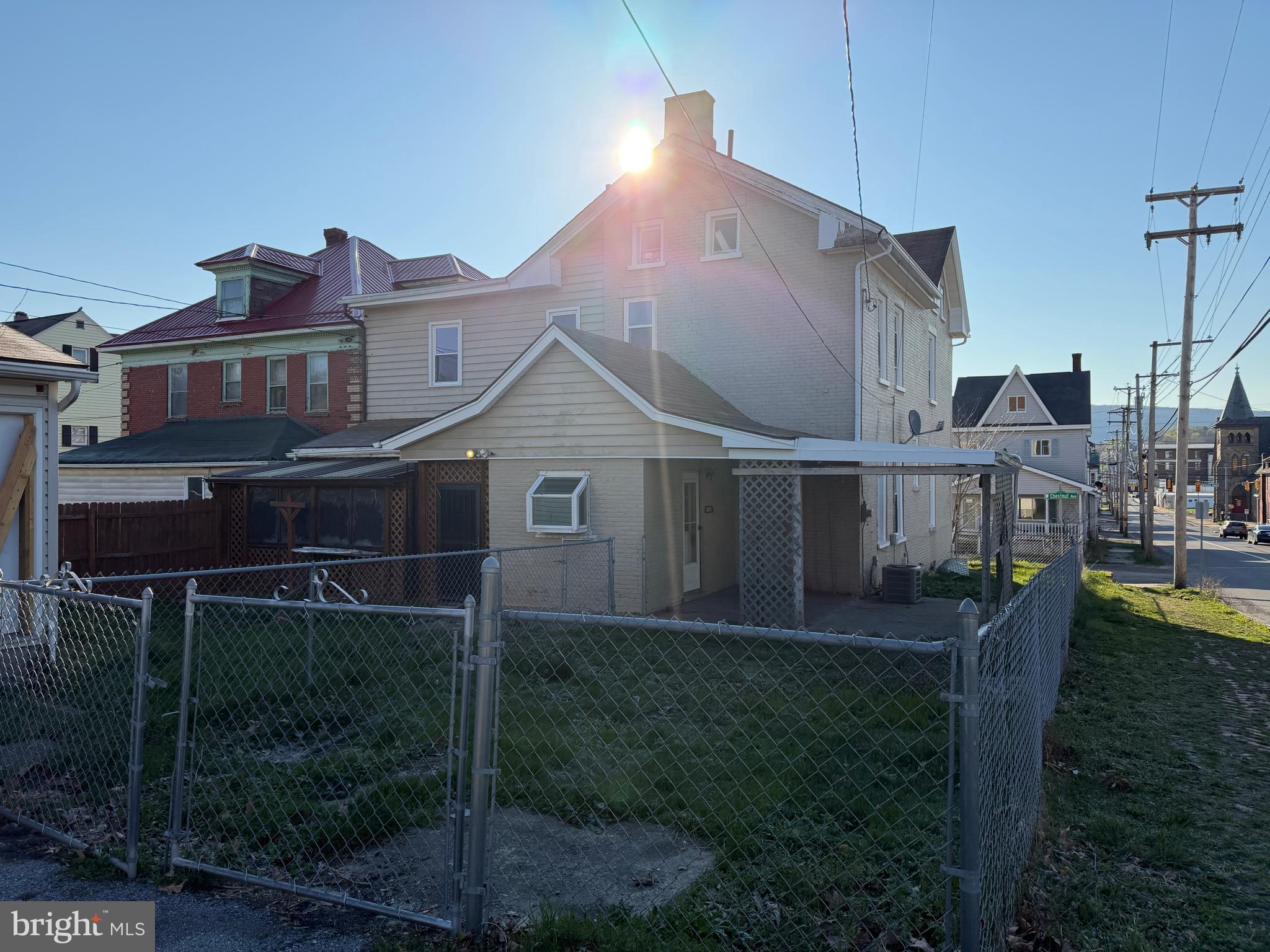 Main image without alt text