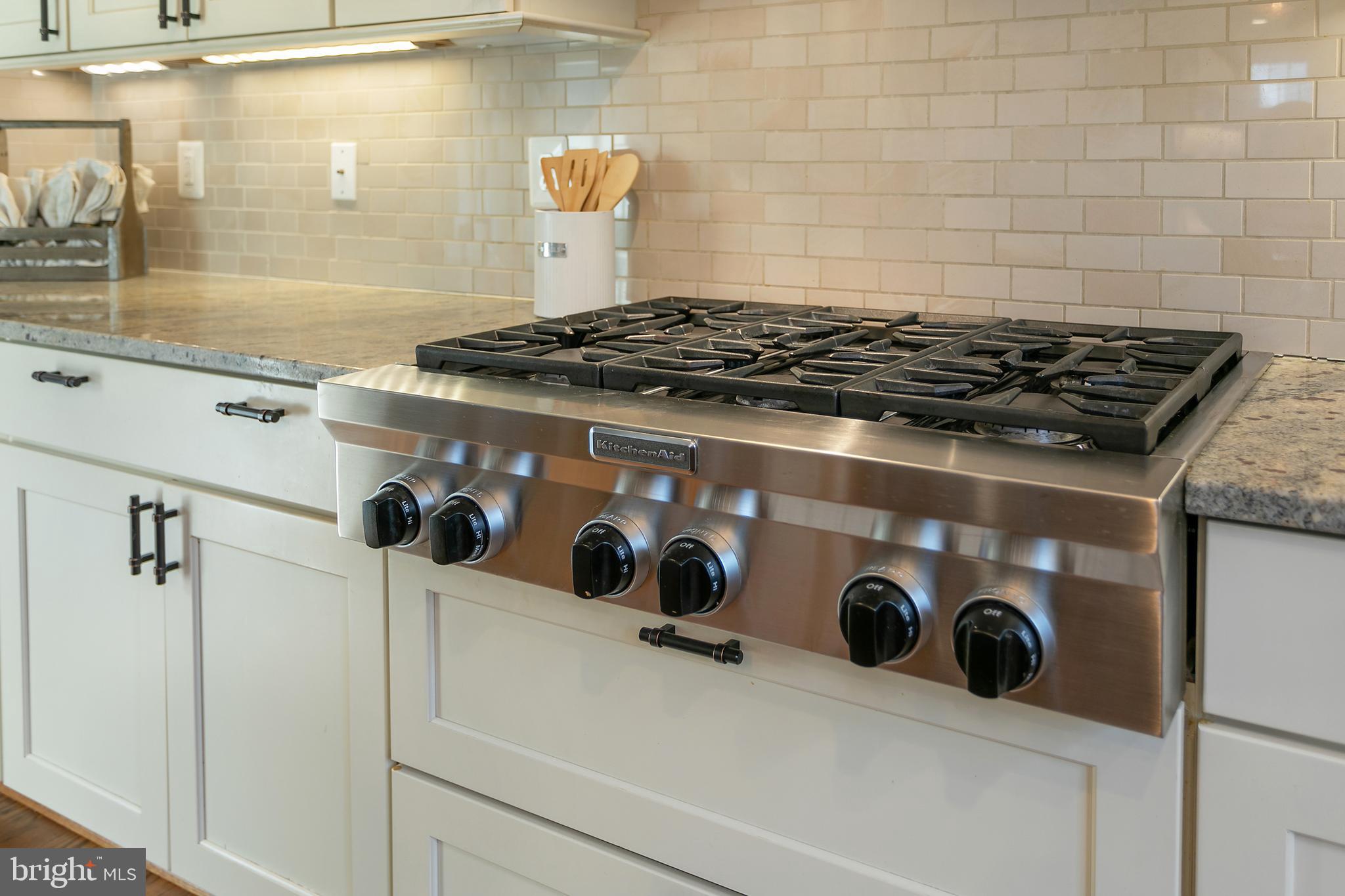 COUNTRY CLUB MANOR - Residential