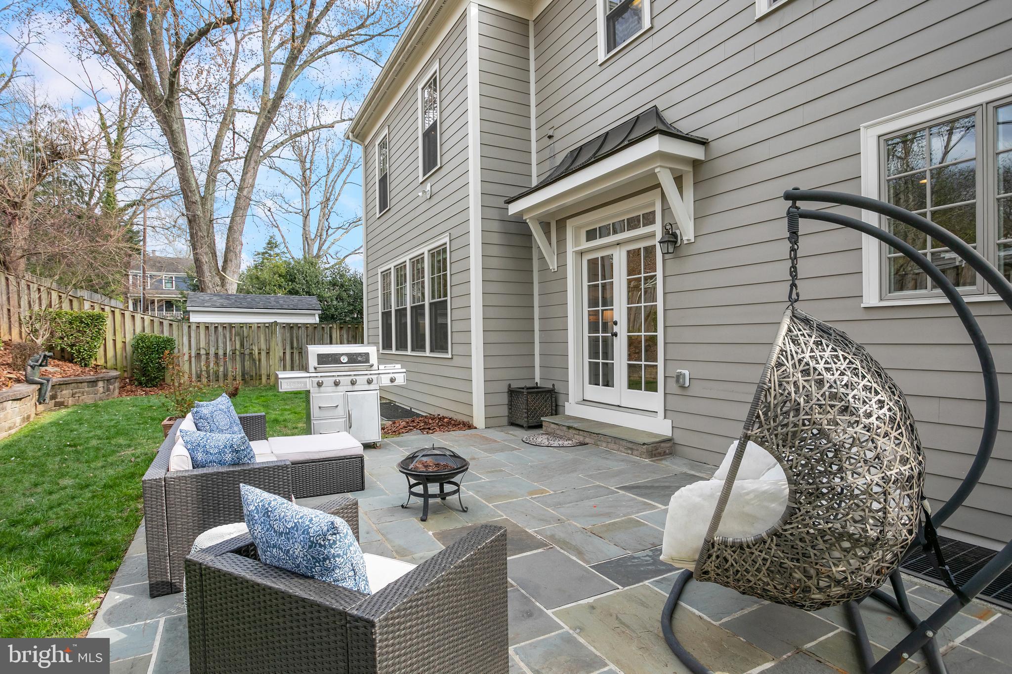 COUNTRY CLUB MANOR - Residential