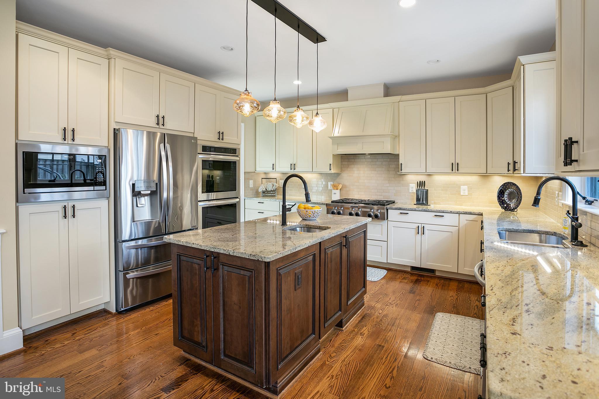 COUNTRY CLUB MANOR - Residential