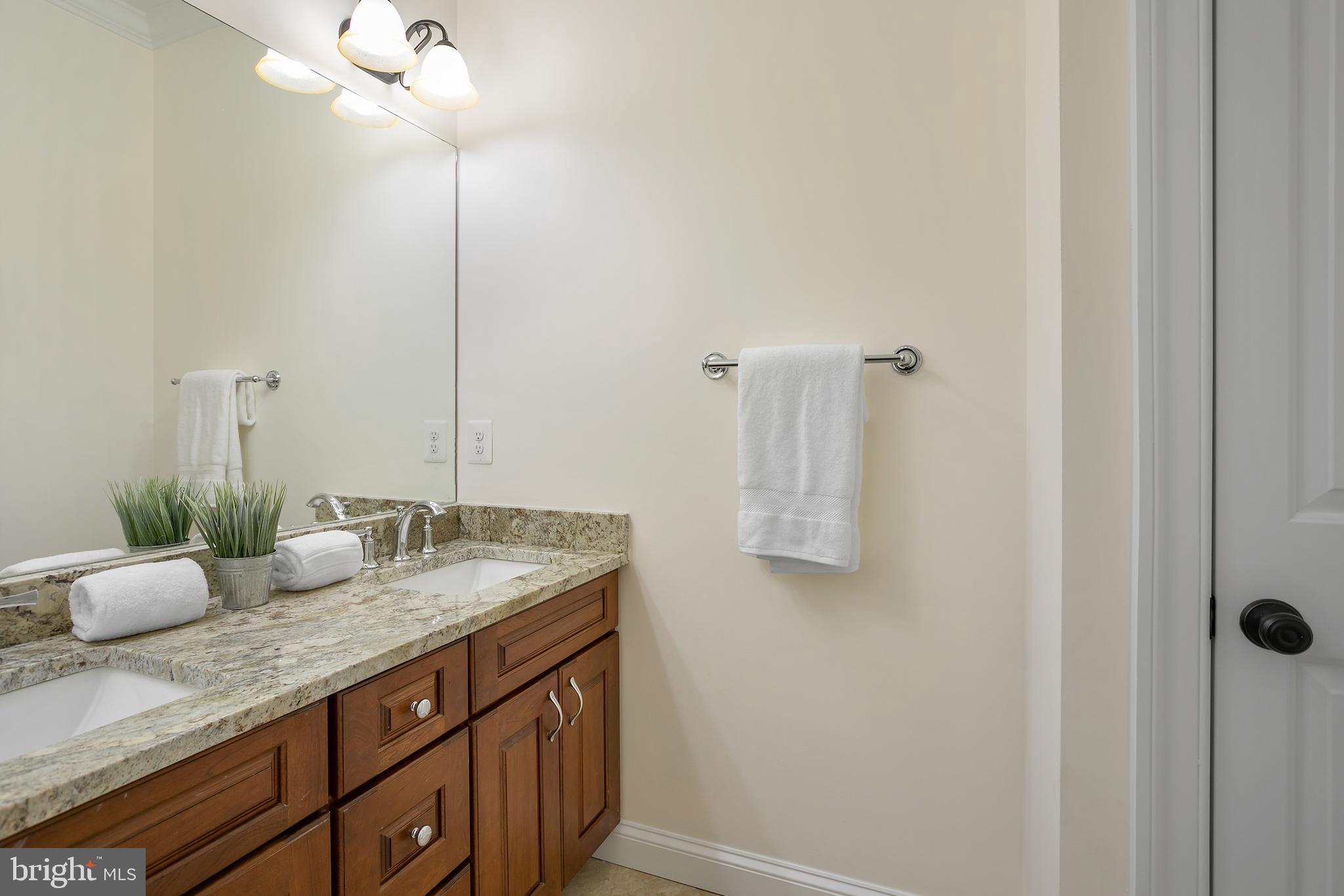 COUNTRY CLUB MANOR - Residential