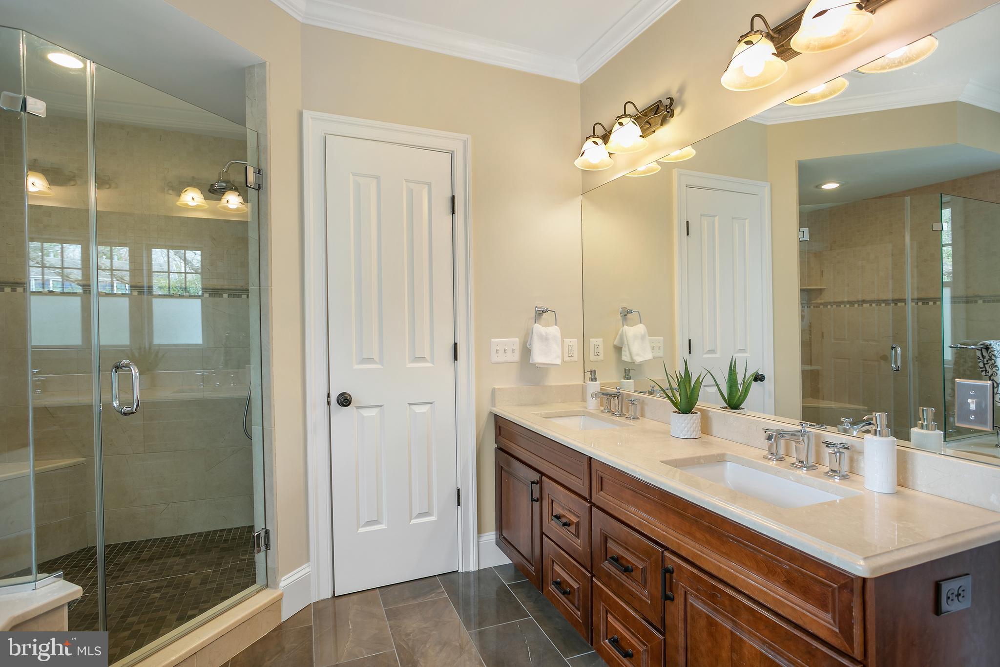 COUNTRY CLUB MANOR - Residential