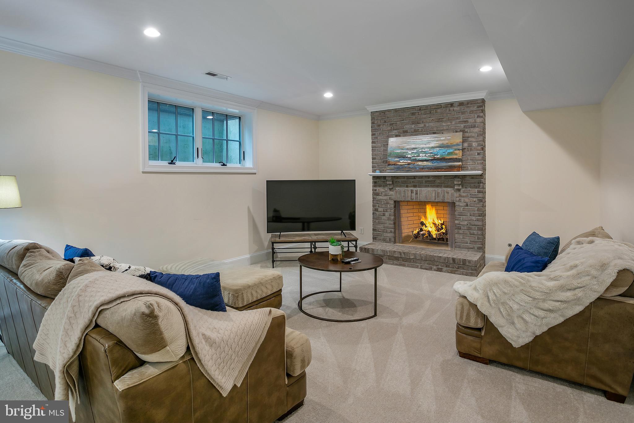 COUNTRY CLUB MANOR - Residential