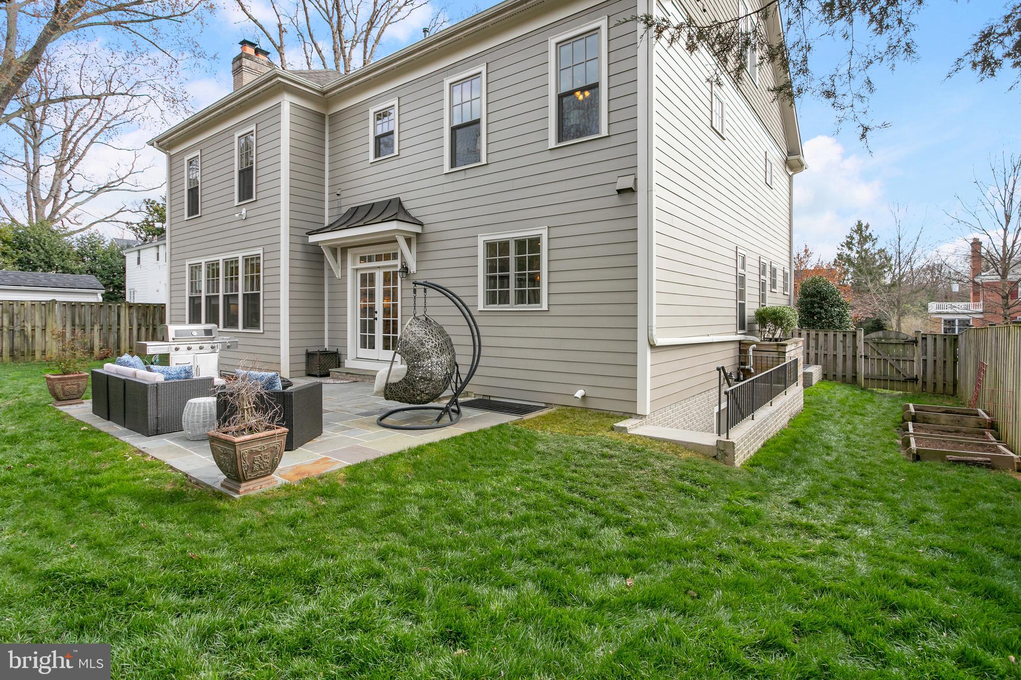 COUNTRY CLUB MANOR - Residential