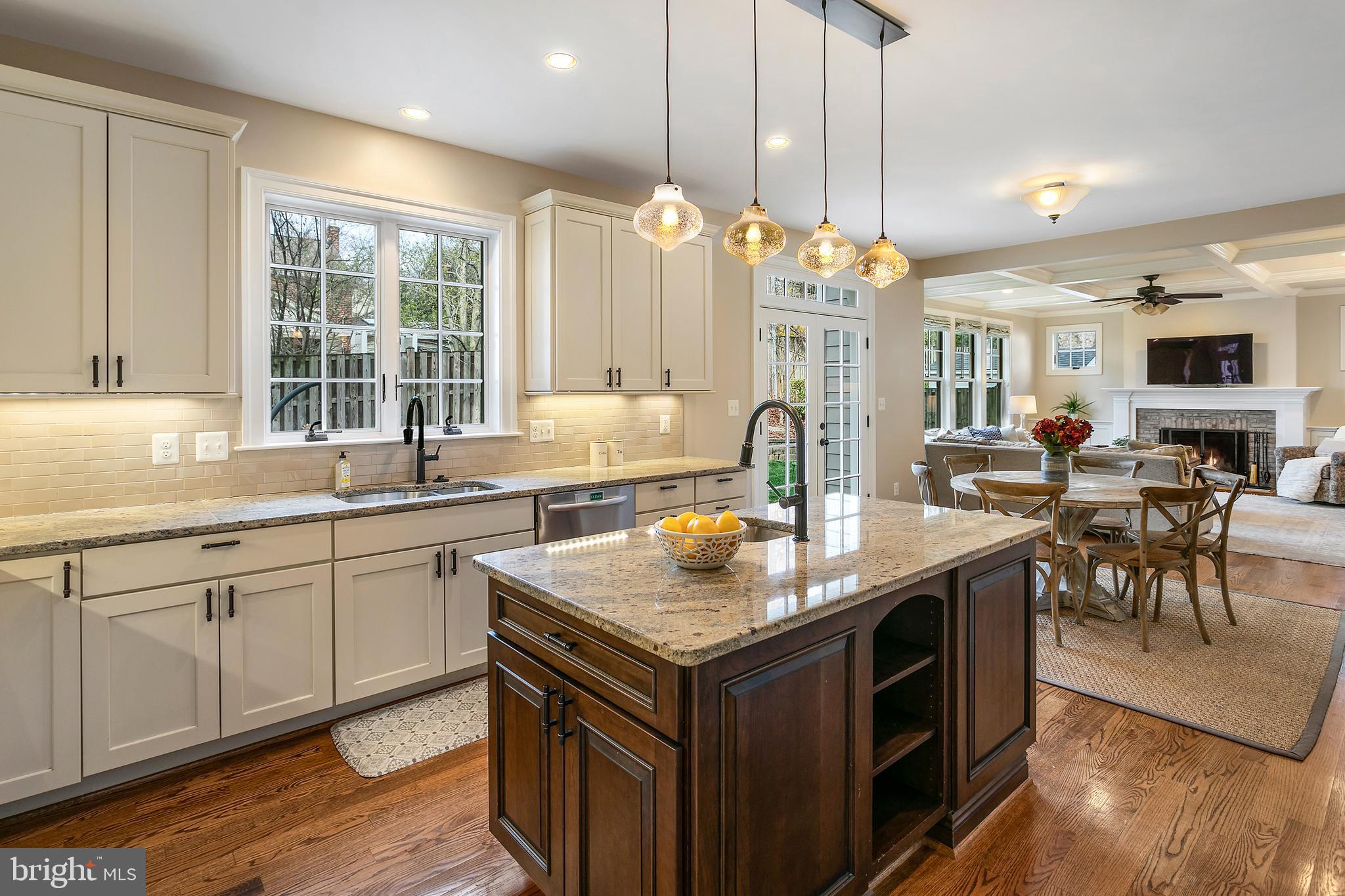 COUNTRY CLUB MANOR - Residential