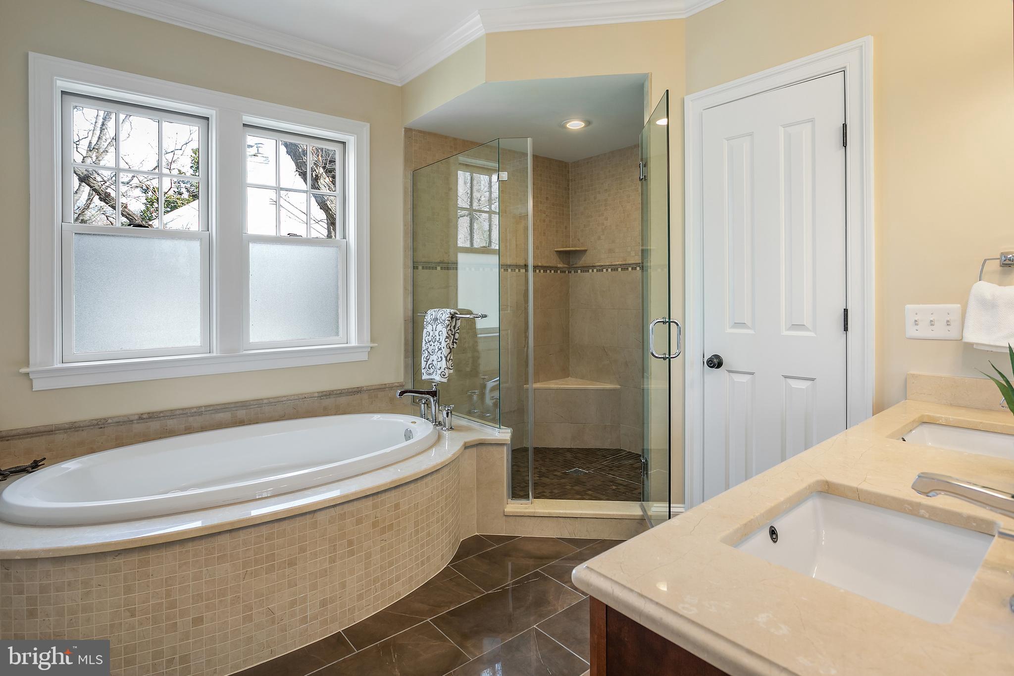 COUNTRY CLUB MANOR - Residential