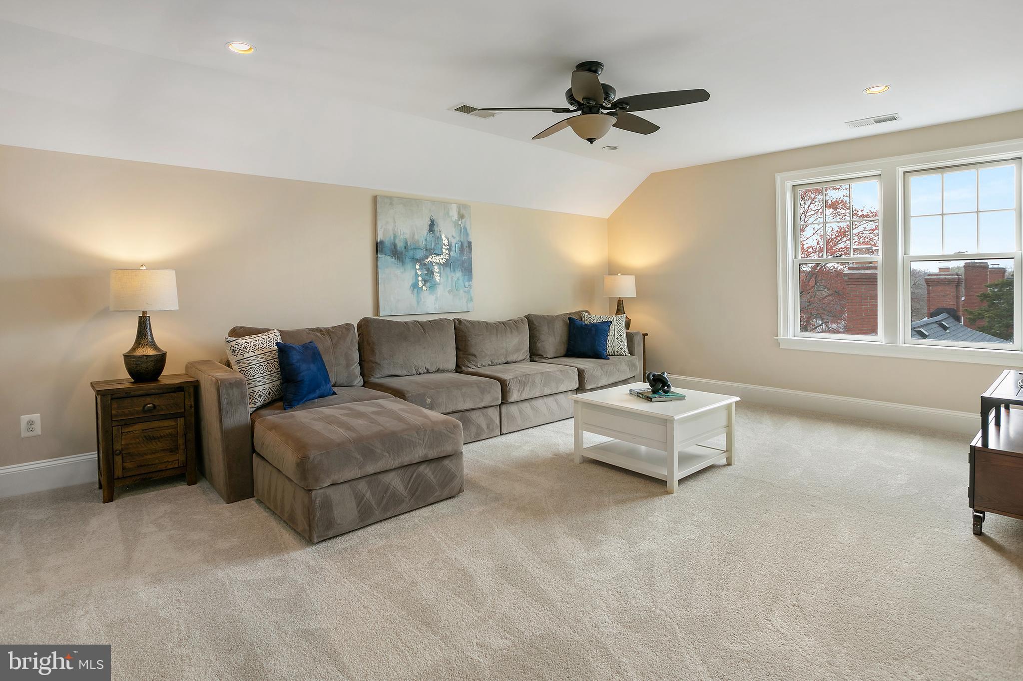 COUNTRY CLUB MANOR - Residential