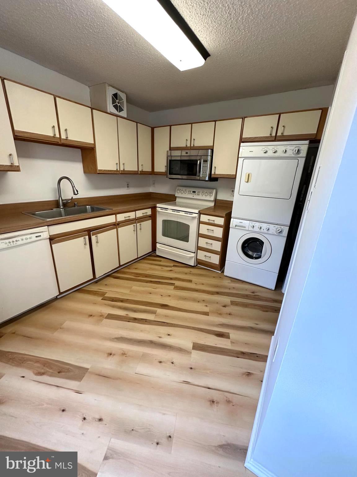 LEISURE WORLD - Residential